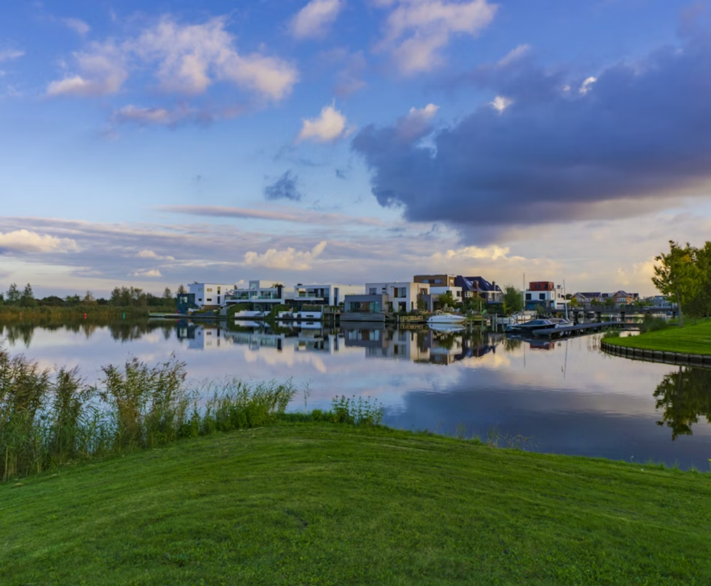 Nederlandse woonwijk met zonnepanelen